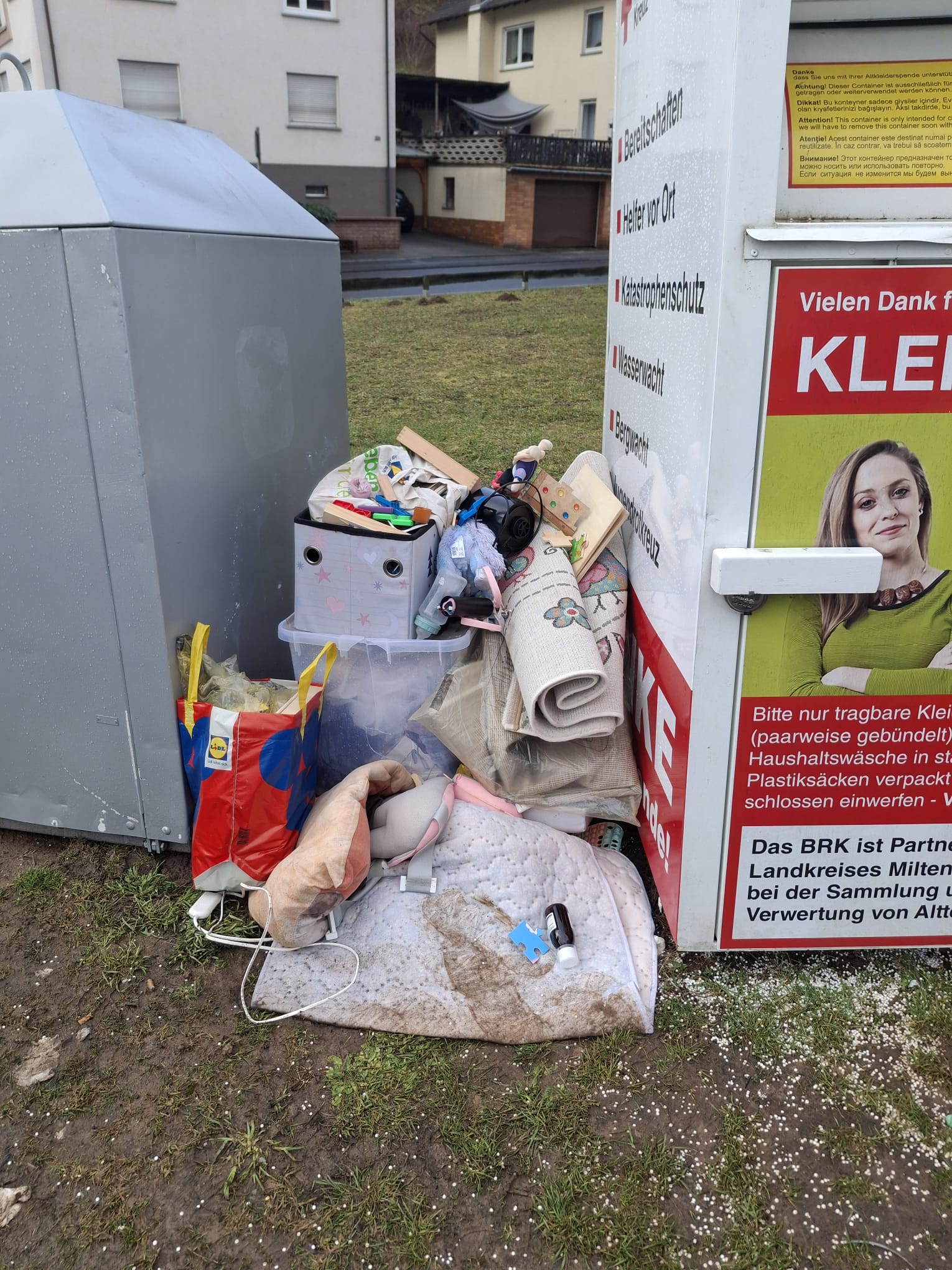 amtl. Teil Gemeinde Hausen, Foto illegale Müllablagerung.jpg