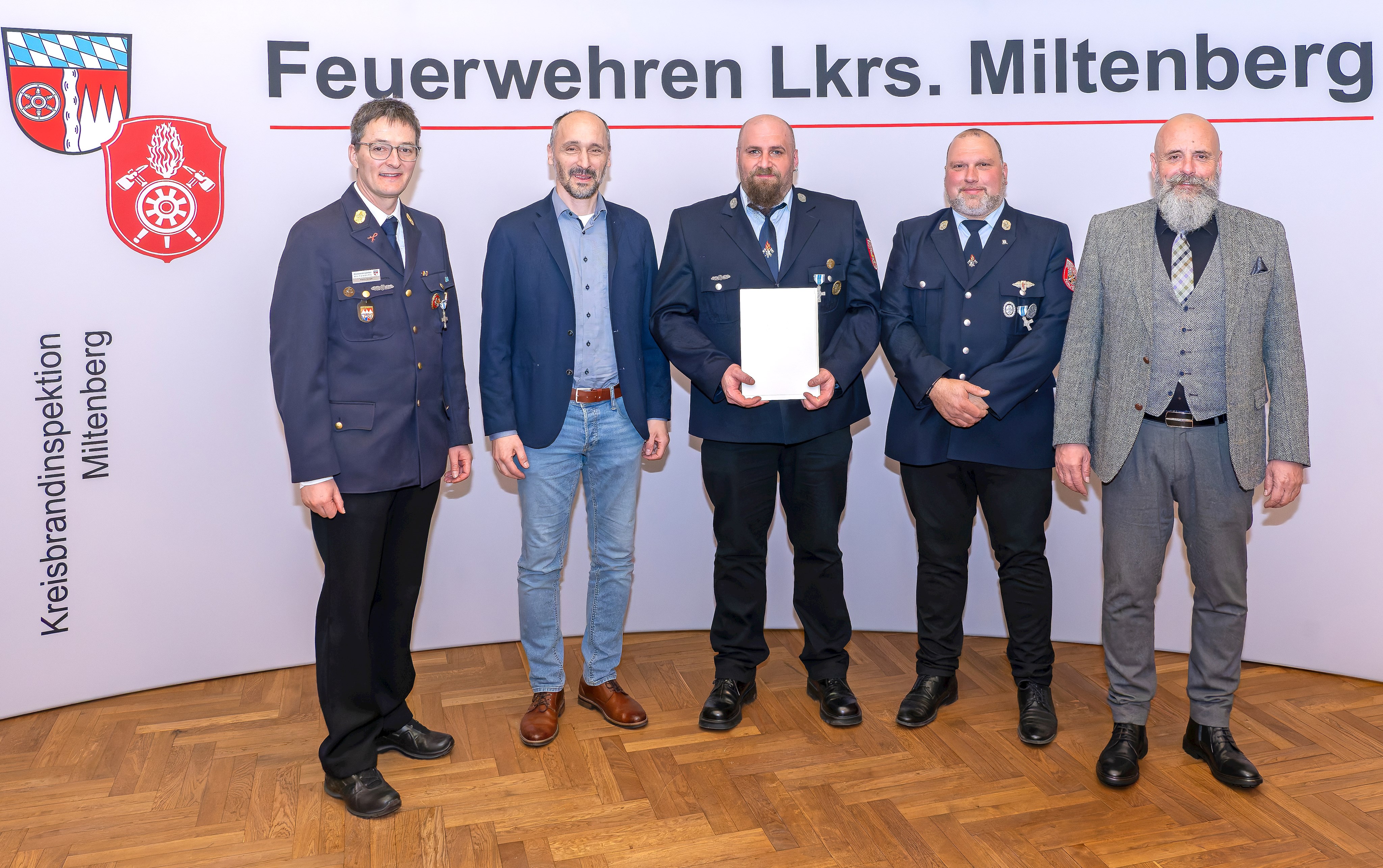 amtl. Teil Gemeinde Hausen, Foto Ehrung FFW Manuel Orth.jpg