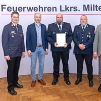 amtl. Teil Gemeinde Hausen, Foto Ehrung FFW Manuel Orth.jpg
