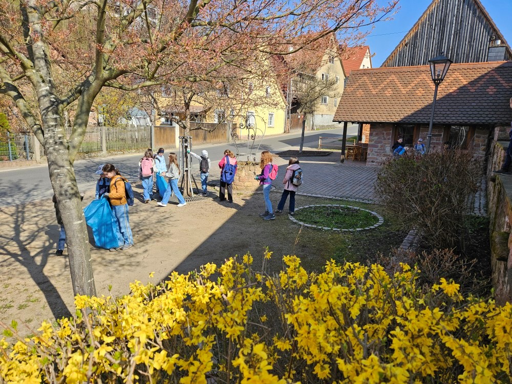 amtl. Teil Gemeinde Hauslen Foto1Flursäuberungsaktion JAR Schule 2026.jpg