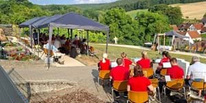 amtl. Teil Gemeinde Hausen, Segnung des Friedparks Foto.jpg