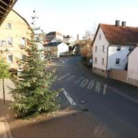 amtl. Teil Gemeinde Hausen, Foto Baum schmücken.JPG