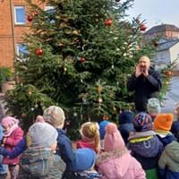 KIga Weihnachtsbaum schmücken.JPG