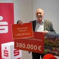 amtl. Teil Gemeinde Hausen, Foto Übergabe Sparkasse.JPG
