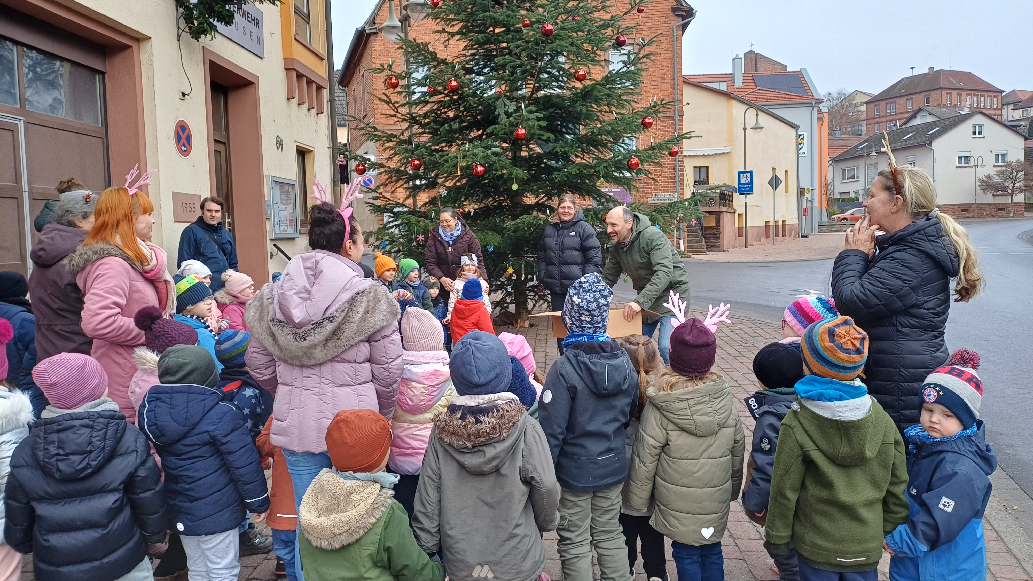 amtl. Teil Gemeinde Hausen, Foto Kita Kinder schmücken den Weihn.baum.jpg