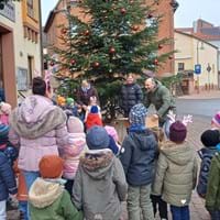 amtl. Teil Gemeinde Hausen, Foto Kita Kinder schmücken den Weihn.baum.jpg
